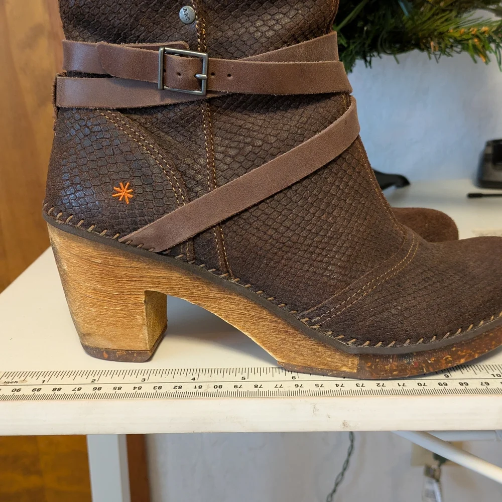 Stylish Brown Textured Heeled Boots - Picture 2 of 7